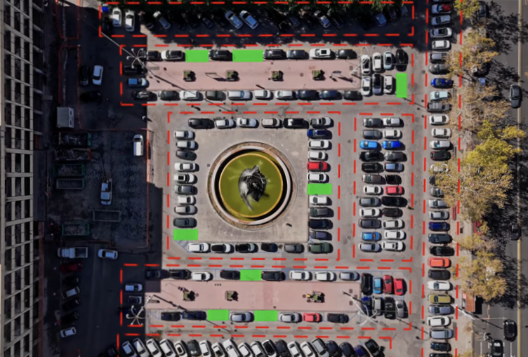 Vista aérea de un estacionamiento con delimitación de zonas mediante analítica de video, mostrando espacios ocupados y disponibles marcados en rojo y verde